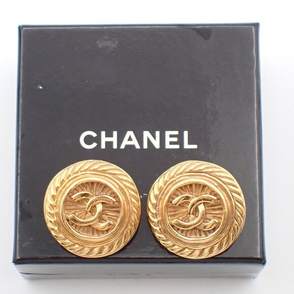 CHANEL CC Logo Round Button Earrings Clip-On 93 P Gold France Vintage 80RF530 - Picture 1 of 9